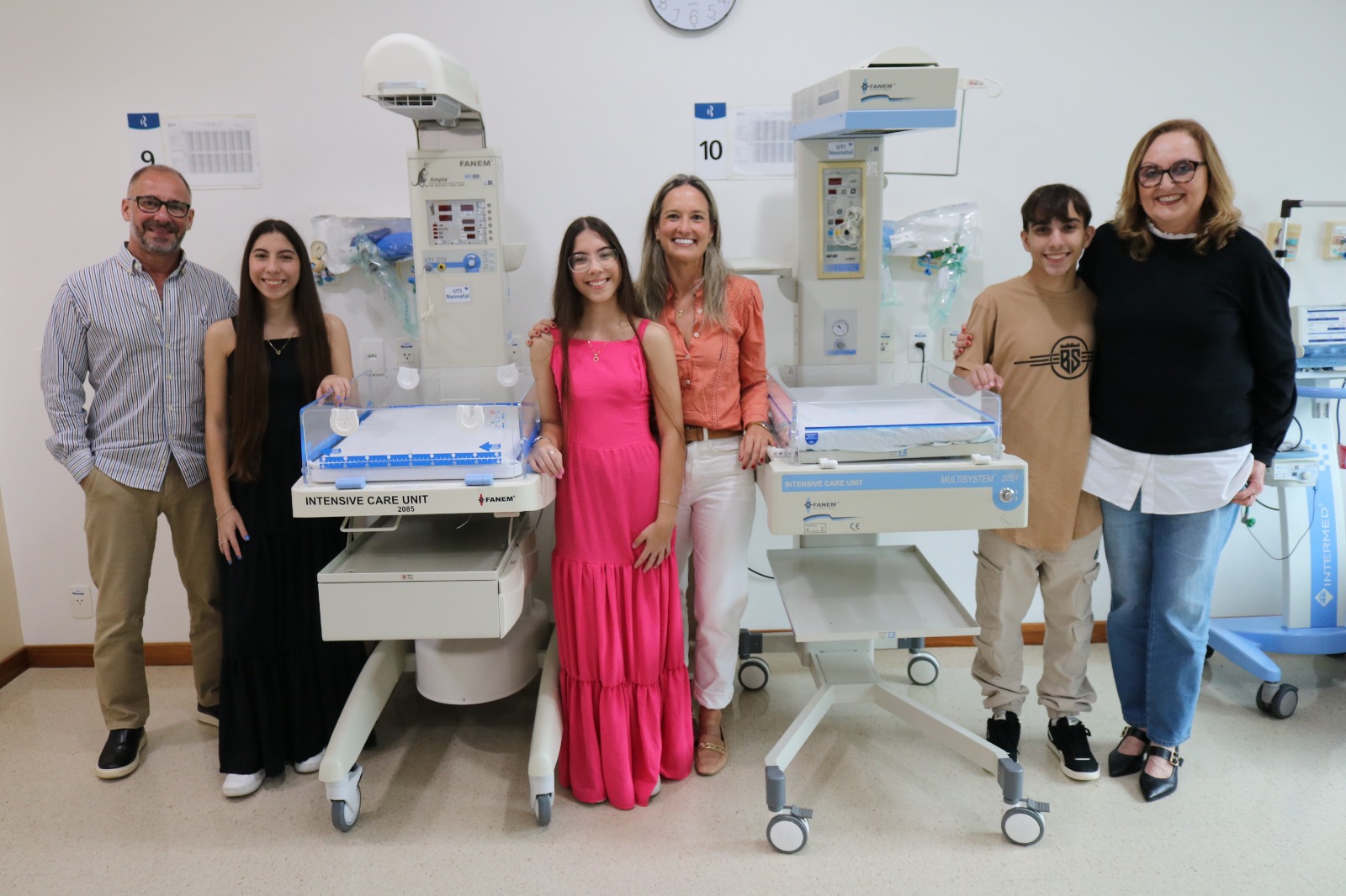 Família e médicos relembram o nascimento de trigêmeos prematuros, hoje com 15 anos